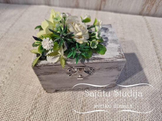 Koka kastīte ar baltiem ziediem Nr.21